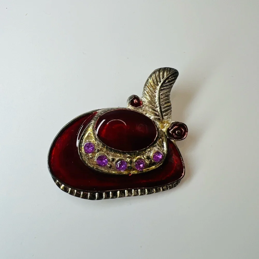 Vintage Red Hat Brooch Gold Tone Rhinestone Fedora Pin